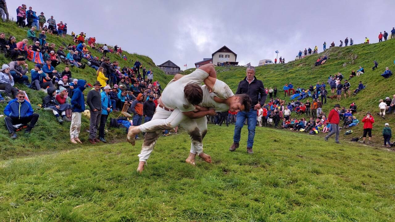 Spekatkuläre Würfe vor beeindruckendem Bergpanorama.   Spekatkuläre Würfe vor beeindruckendem Bergpanorama.