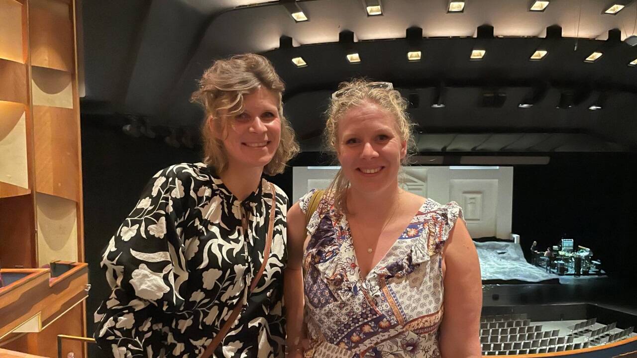 Zdenka und Konstanze Fischer aus Nürnberg kaufen sich jedes Jahr Stehplatzkarten – nicht nur für den „Jedermann“. Sie ergatterten bei der „Jedermann“-Premiere im Großen Festspielhaus zwei der 17 Säulenplätze.  