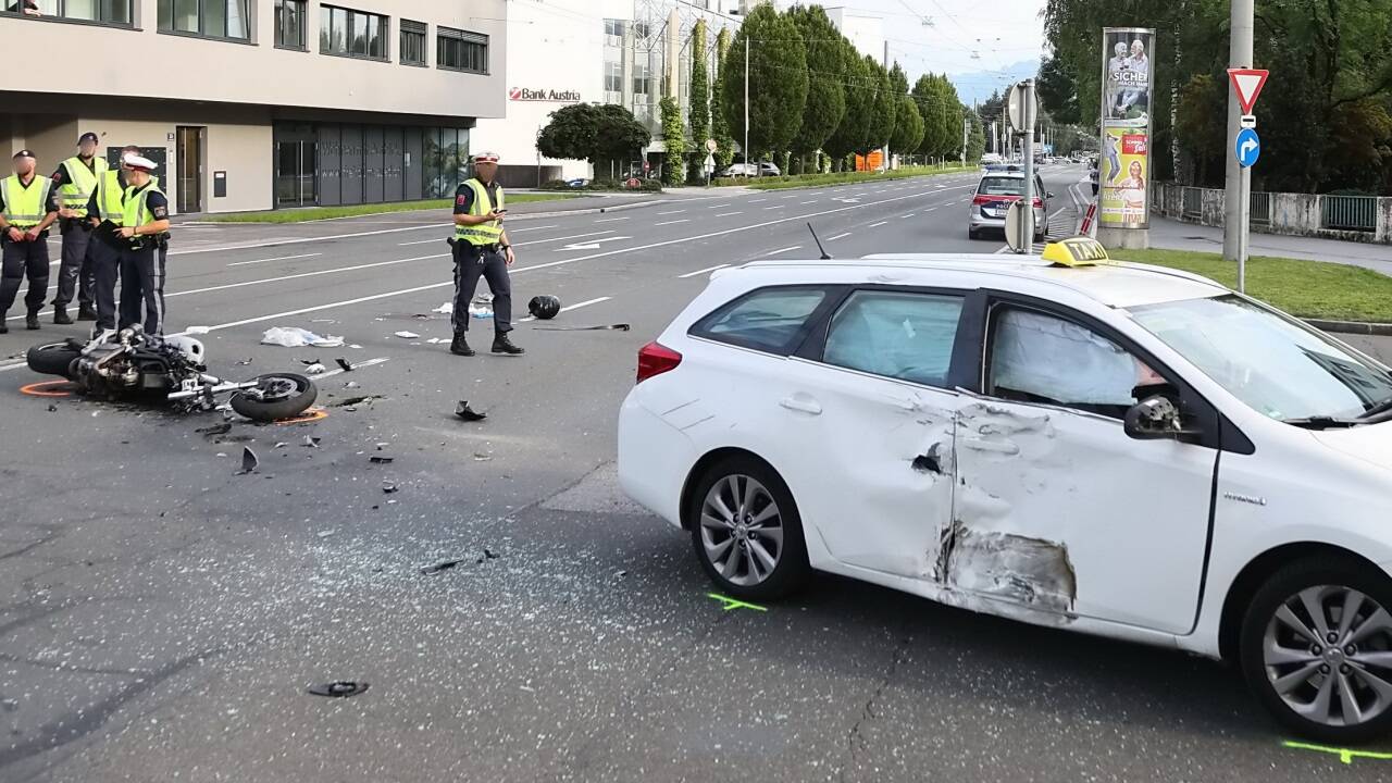 Ein Taxi und ein Motorrad kollidierten in der Alpenstraße.   Ein Taxi und ein Motorrad kollidierten in der Alpenstraße.