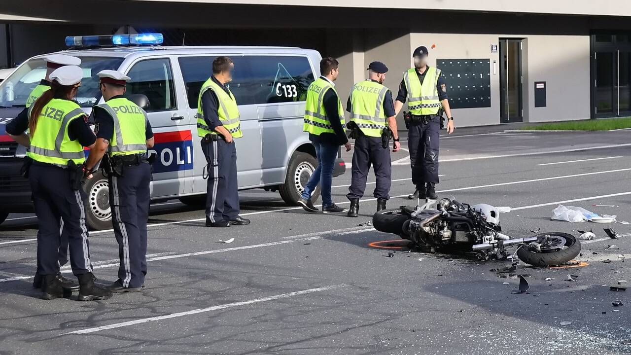 Ein Taxi und ein Motorrad kollidierten in der Alpenstraße.   Ein Taxi und ein Motorrad kollidierten in der Alpenstraße.
