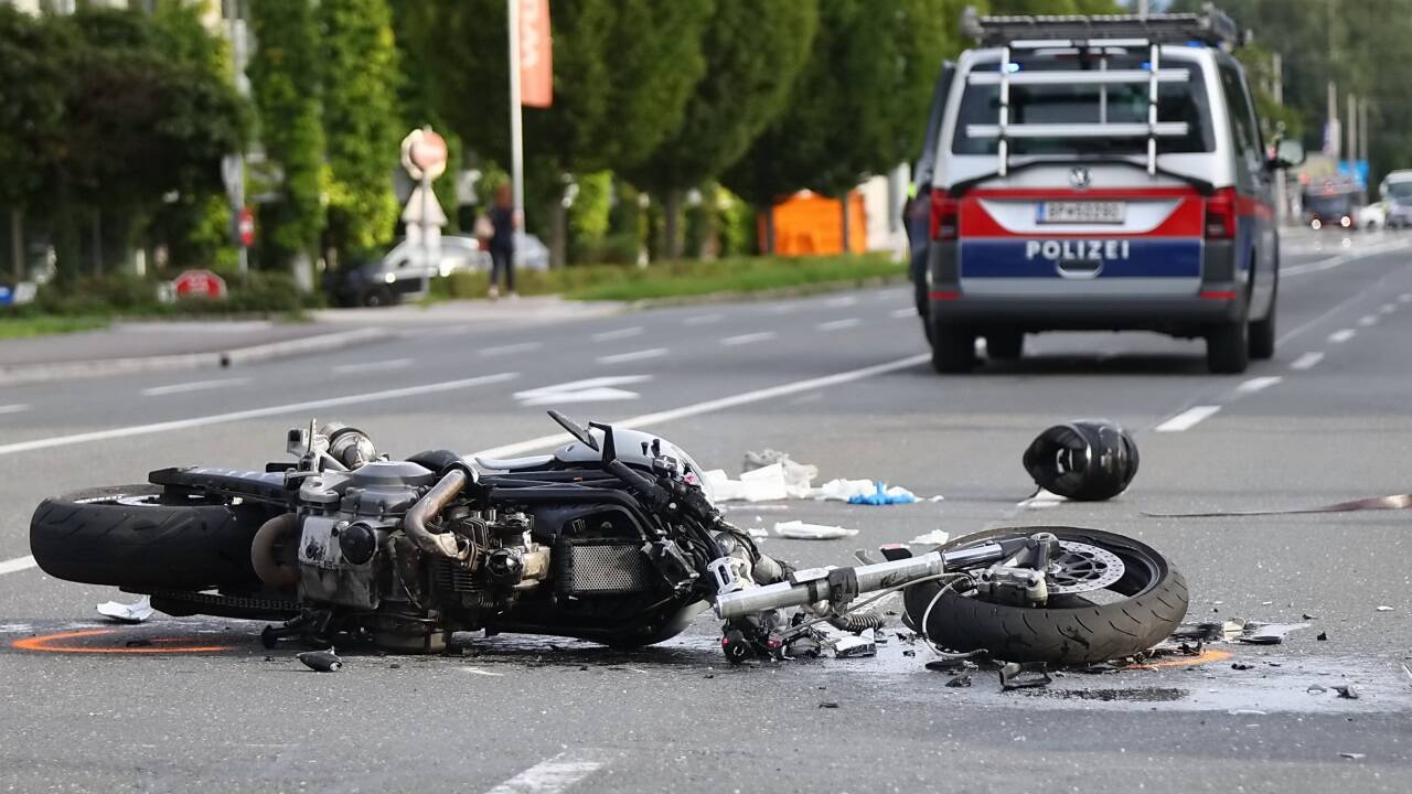 Ein Taxi und ein Motorrad kollidierten in der Alpenstraße.   Ein Taxi und ein Motorrad kollidierten in der Alpenstraße.