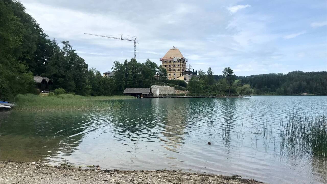Das Schlosshotel über dem Ufer des Fuschlsees ist seit dem Vorjahr eine Baustelle. Die Betreiber planen, es im Frühjahr 2024 wieder zu eröffnen. 