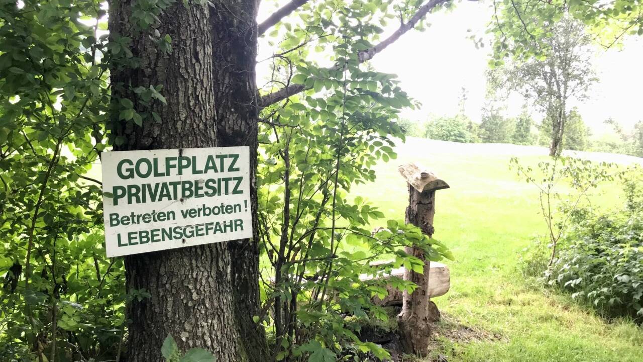 Das Schlosshotel über dem Ufer des Fuschlsees ist seit dem Vorjahr eine Baustelle. Die Betreiber planen, es im Frühjahr 2024 wieder zu eröffnen. 