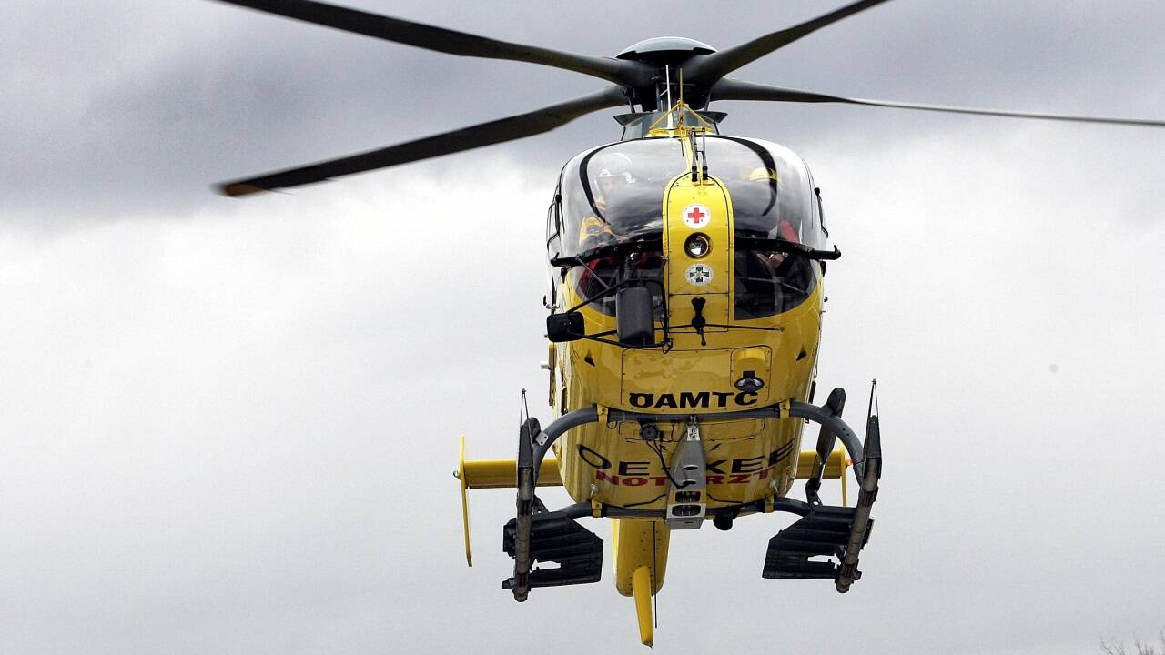 Ein Hubschrauberteam brachte die verletzten Wanderer ins Tal. 