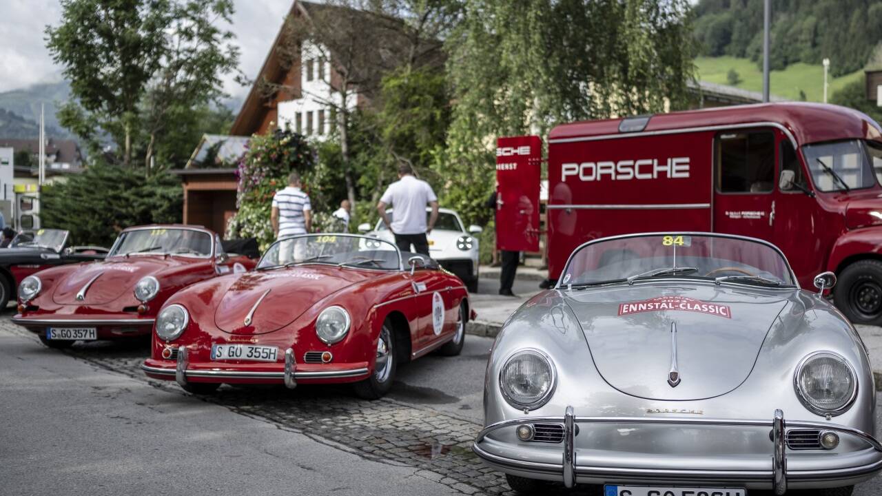 Das 356 B Carrera 2 Cabriolet von Wolfgang Porsche (l.), daneben die beiden 356 Speedster von Richard Lietz und Hans-Joachim Stuck.  