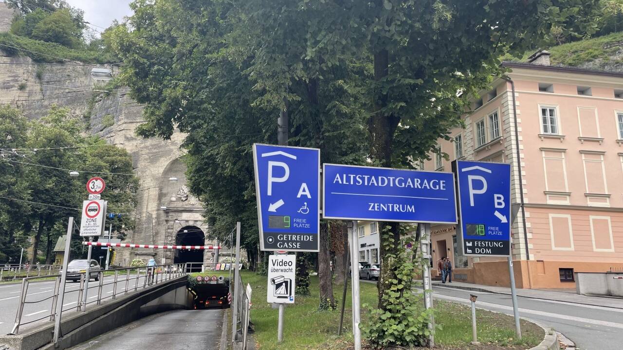 Wer das Ticket in Geschäften der Salzburger Altstadt lochen lässt, parkt billiger. Sonst wird es teurer. Im Bild: die Einfahrt zu den Altstadtgaragen im Mönchsberg. 