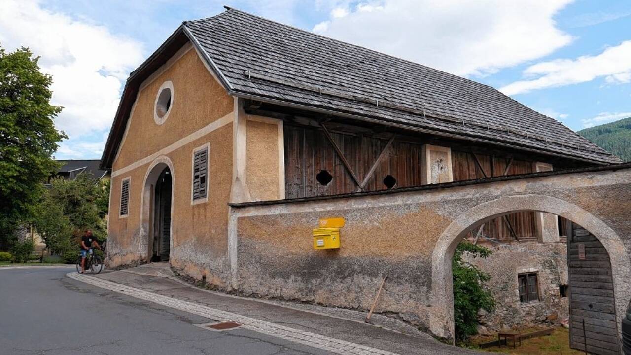 Der Ronacherstadl ist ein imposantes Gebäude.  