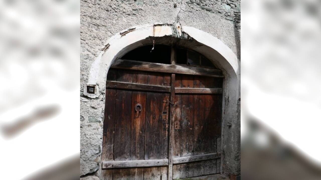 Hinter dieser Tür verbirgt sich ein Stallgewölbe.  