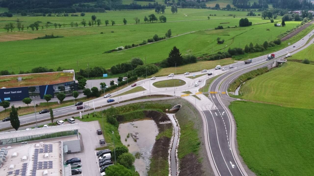 Durch neue Verkehrsflächen wird viel Boden versiegelt – im Bild die Umfahrungsstraße in Schüttdorf, Zell am See.   Durch neue Verkehrsflächen wird viel Boden versiegelt – im Bild die Umfahrungsstraße in Schüttdorf, Zell am See.