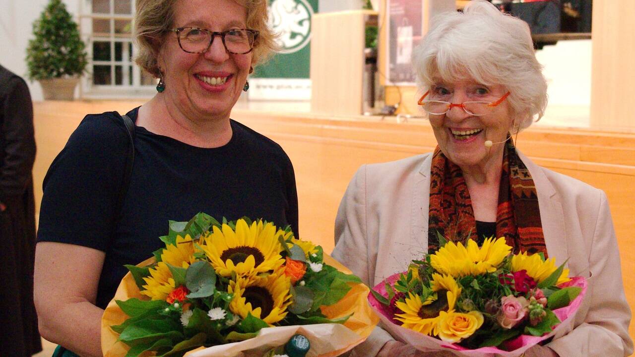Laudatorin Angelika Walser (links) und Preisträgerin Susanne Heine.  
