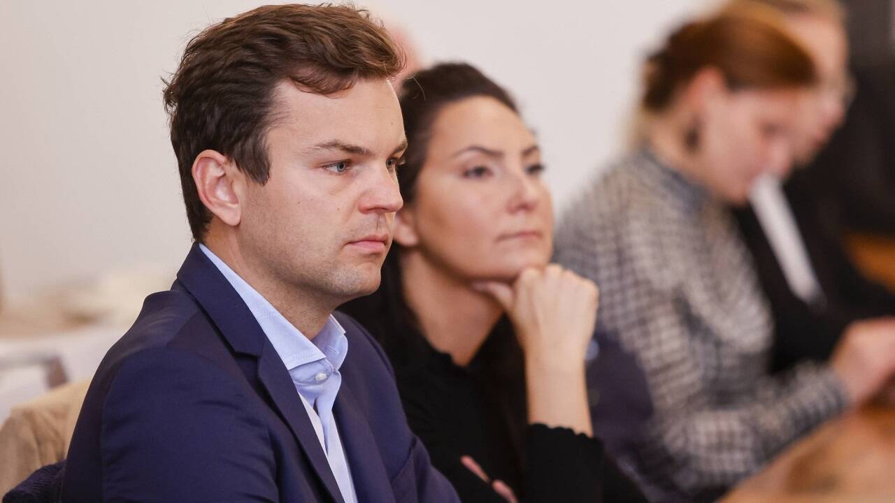 Neos-Gemeinderat Lukas Rößlhuber, im Hintergrund Parteikollegin und Gemeinderätin Nevin Öztürk. Neos-Gemeinderat Lukas Rößlhuber, im Hintergrund Parteikollegin und Gemeinderätin Nevin Öztürk.