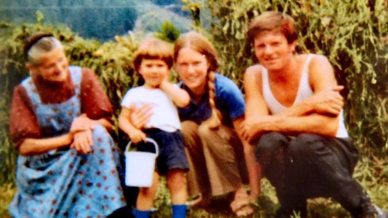 Der kleine Andre zum ersten Mal auf Besuch in der Heimat seines Vaters Anton. Im Bild von links: Die Osttiroler Oma Maria, Andre, seine Mama Elizabeth und Onkel Hans.  