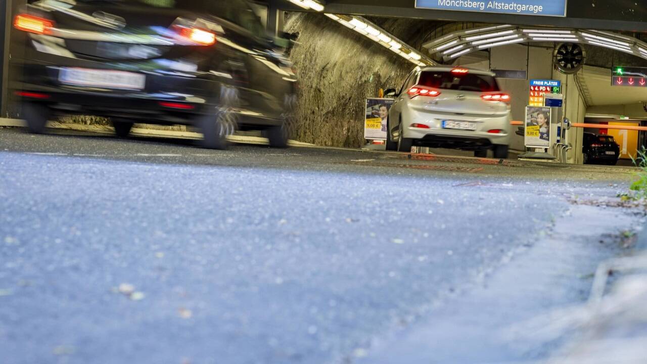 Die Abwärme der einfahrenden Autos, aber auch jene der Beleuchtung soll künftig gewonnen und umgewandelt werden, sodass die Parkgarage letztlich Gebäude heizen kann.  