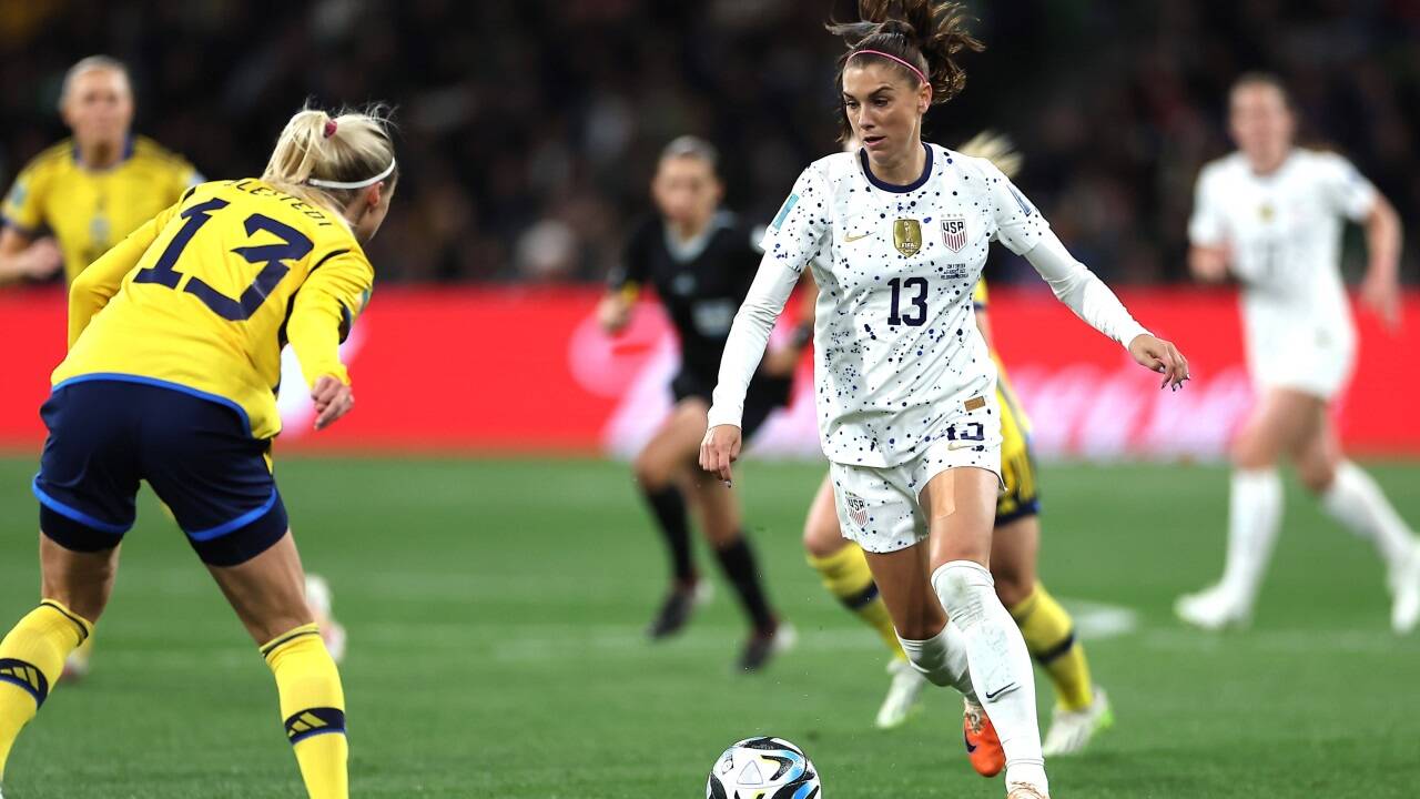 Die US-amerikanische Stürmerin Alex Morgan (r.) beim WM-Match gegen Schweden. Sie nimmt ihre Tochter meist zu den Spielen mit. Die US-amerikanische Stürmerin Alex Morgan (r.) beim WM-Match gegen Schweden. Sie nimmt ihre Tochter meist zu den Spielen mit.