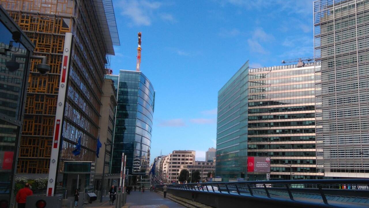 Gleichgewicht der Macht: Auf der linken Seite des Schuman-Platzes liegen die Gebäude des Rats, auf der rechten die der Kommission. Im Sommer sind sie so gut wie leer.  Gleichgewicht der Macht: Auf der linken Seite des Schuman-Platzes liegen die Gebäude des Rats, auf der rechten die der Kommission. Im Sommer sind sie so gut wie leer.