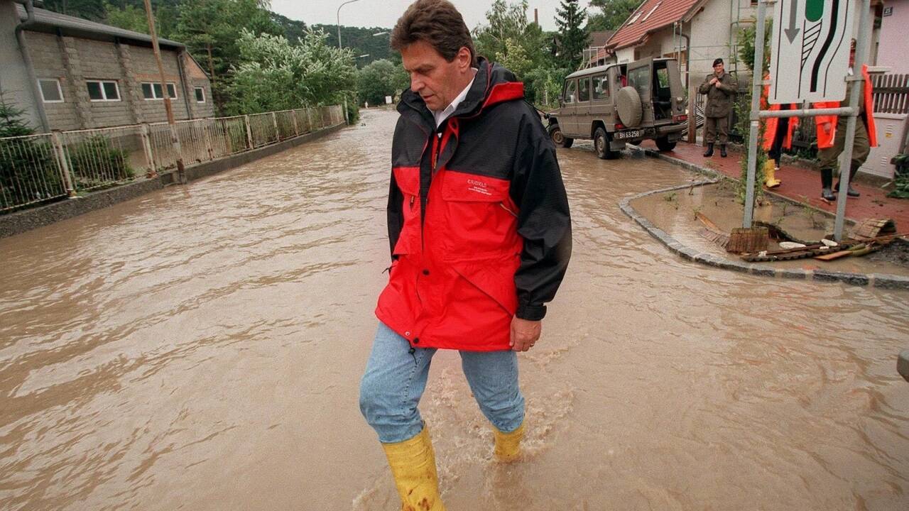 Das Bild wurde berühmt, brachte dem damaligen Bundeskanzler Viktor Klima (SPÖ) aber keine Sympathien. Zu offensichtlich war die Inszenierung. Entstanden ist sie 1997 im überfluteten niederösterreichischen Hirtenberg.  Das Bild wurde berühmt, brachte dem damaligen Bundeskanzler Viktor Klima (SPÖ) aber keine Sympathien. Zu offensichtlich war die Inszenierung. Entstanden ist sie 1997 im überfluteten niederösterreichischen Hirtenberg.