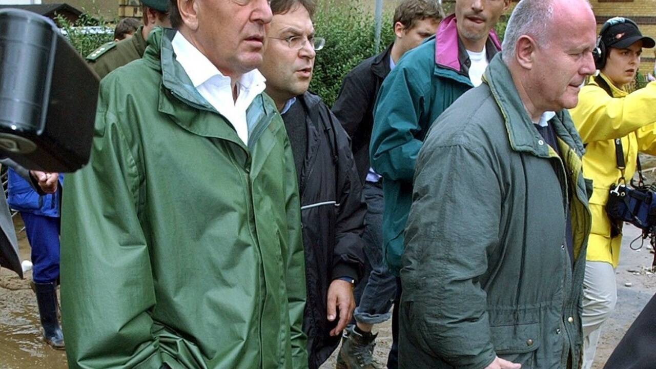Den richtigen Ton traf beim Elbe-Hochwasser im Jahr 2002 der damalige deutsche Kanzler Gerhard Schröder (SPD). Die wenig später folgende Wahl gewann er.  Den richtigen Ton traf beim Elbe-Hochwasser im Jahr 2002 der damalige deutsche Kanzler Gerhard Schröder (SPD). Die wenig später folgende Wahl gewann er.
