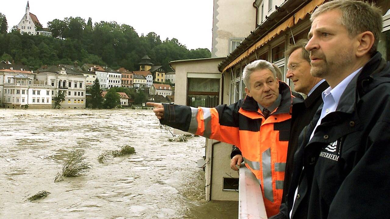 Ein Jahrhunderthochwasser herrschte 2002 in Österreich. Der damalige Kanzler Wolfgang Schüssel (Mitte) besuchte Katastrophengebiete – und traf eine Entscheidung, die letztlich zum Platzen von Schwarz-Blau führte.   Ein Jahrhunderthochwasser herrschte 2002 in Österreich. Der damalige Kanzler Wolfgang Schüssel (Mitte) besuchte Katastrophengebiete – und traf eine Entscheidung, die letztlich zum Platzen von Schwarz-Blau führte.