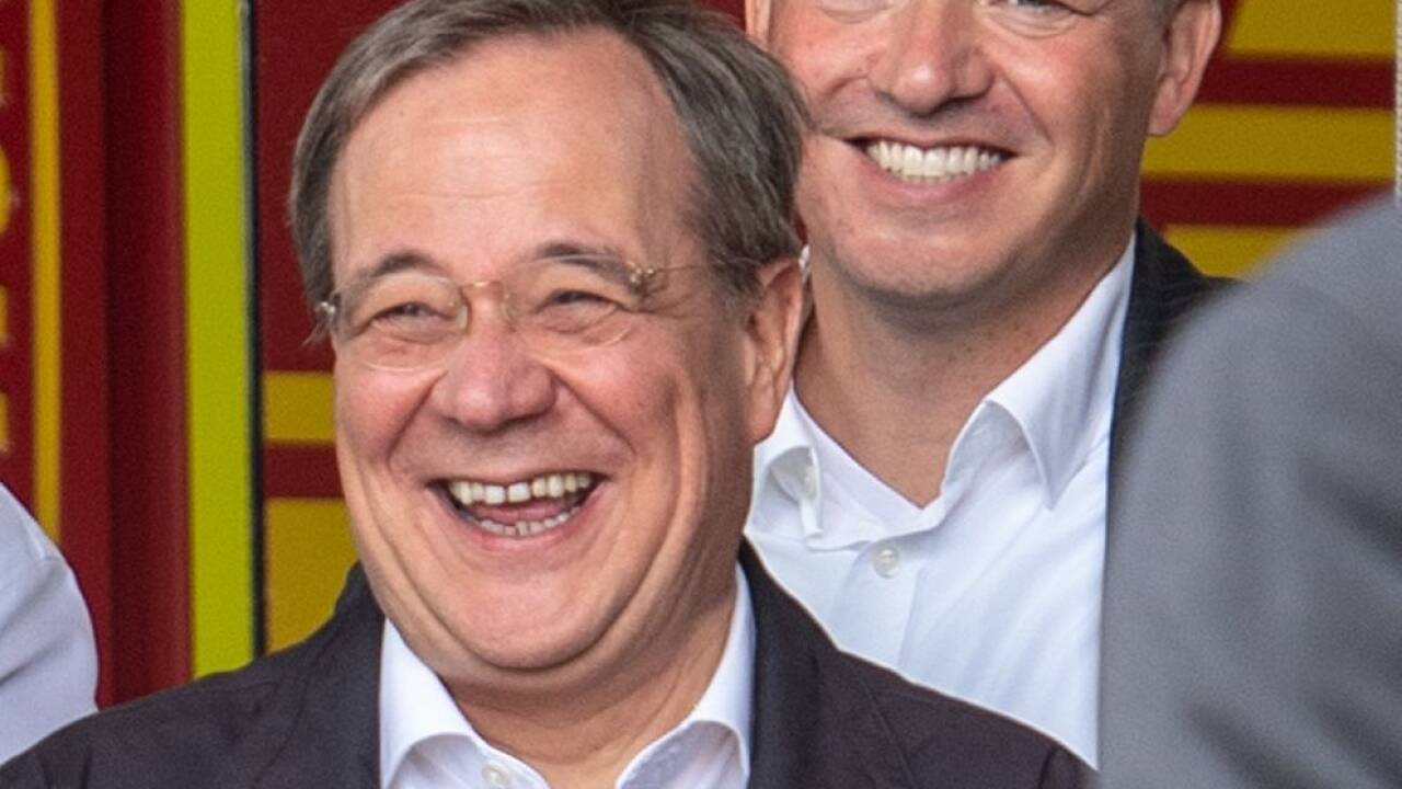 Der jüngste Fall eines völlig missglückten Politikerauftritts im Zusammenhang mit einem katastrophalen Hochwasser: 2021 lachte CDU-Kanzlerkandidat Armin Laschet während der Rede des Bundespräsidenten.  Der jüngste Fall eines völlig missglückten Politikerauftritts im Zusammenhang mit einem katastrophalen Hochwasser: 2021 lachte CDU-Kanzlerkandidat Armin Laschet während der Rede des Bundespräsidenten.