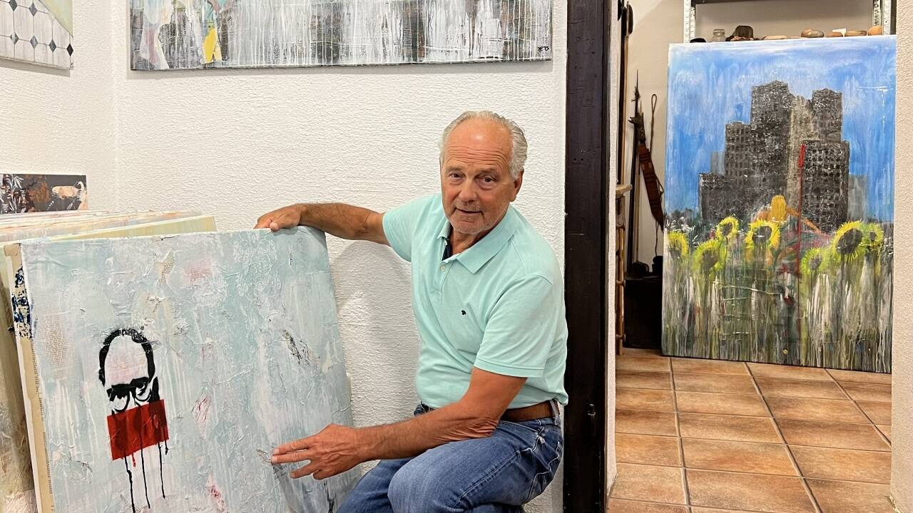 Georg Zenz fertigt in seinem Atelier Galerie Zenz Collagen an und übermalt sie mit Acrylfarben.  Bild:  