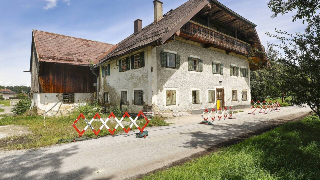 Seit Kurzem stehen die Absperrgitter vor dem Haus.  