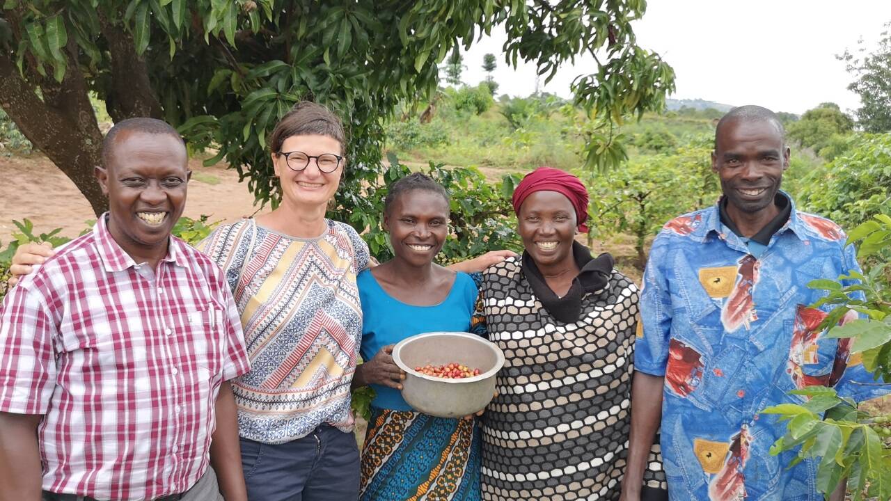 Andrea Kranzinger mit Mitgliedern der Kooperative in Manyovu.  