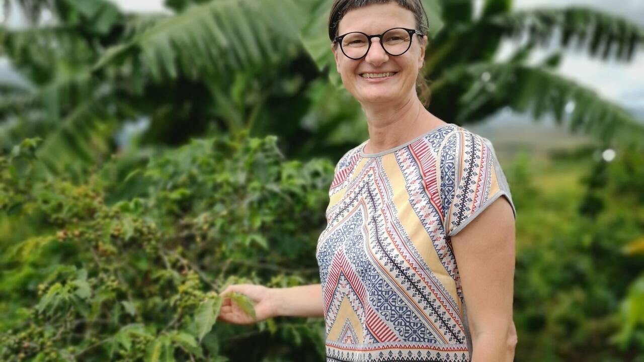 Andrea Kranzinger auf den Kaffeefeldern. 