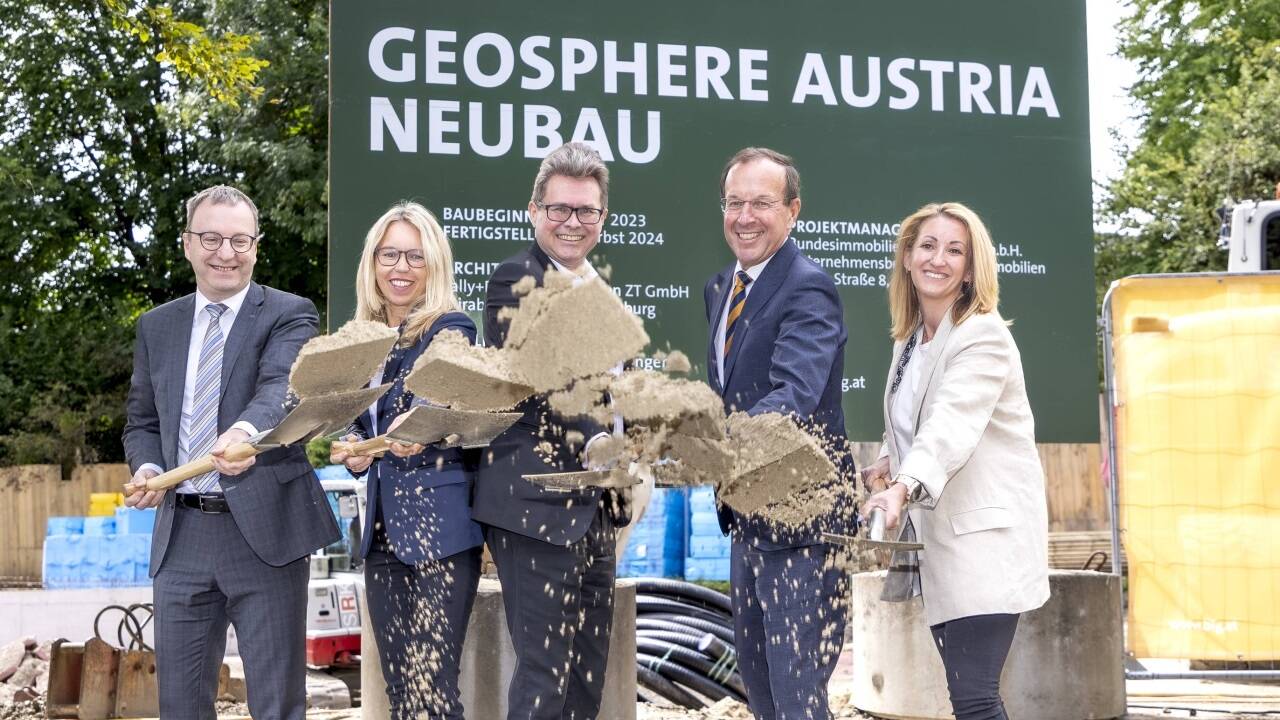 Der Spatenstich erfolgte am Dienstag (v. l.): Andreas Schaffhauser (Geosphere/Wissenschaft), Sylvia Bauer-Beck (Geosphere/Finanz), BM Martin Polaschek, Wolfgang Gleissner (BIG), Helene Derflinger (Projektleiterin). 