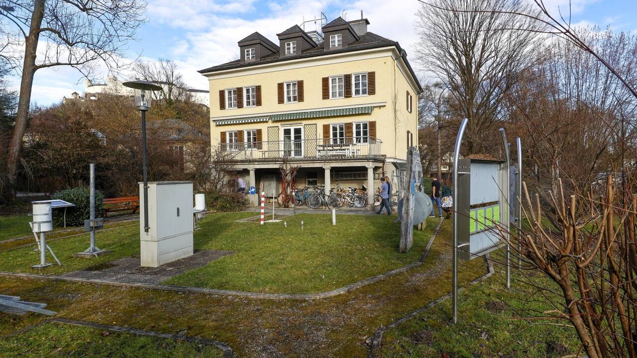 Im Jänner 2023 stand die alte Wetterdienststelle in Salzburg-Nonntal noch. Dann wurde der abbruchreife Bau geschleift. 