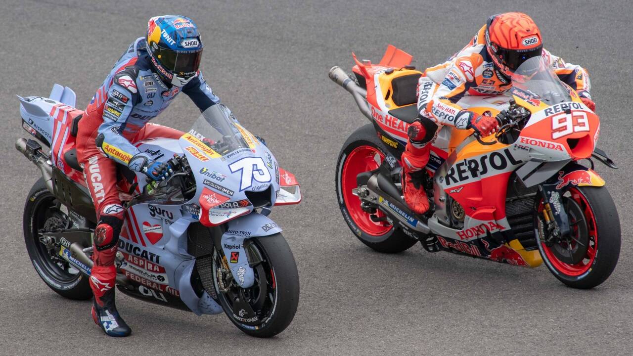 Álex Márquez und Bruder Marc Márquez kämpfen auf der Rennstrecke gegeneinander. Álex Márquez und Bruder Marc Márquez kämpfen auf der Rennstrecke gegeneinander.