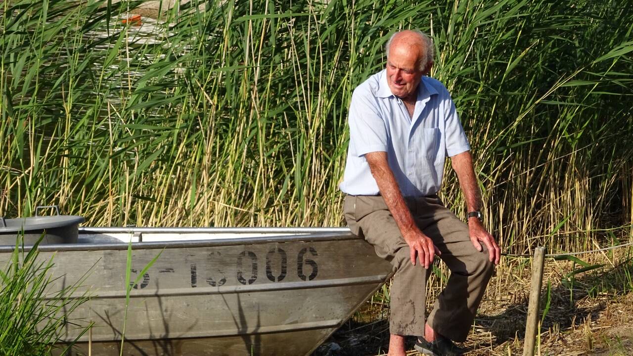 Christian Kapeller kümmert sich um die Zutaten von Emanuel Weyringers Fischsuppe. 