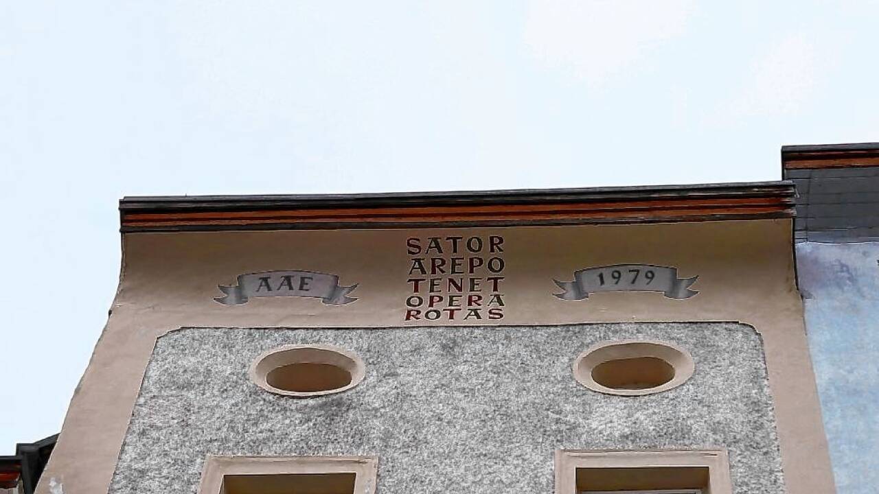 Das Halleiner Altstadthaus mit der geheimnisvollen Aufschrift. Das Halleiner Altstadthaus mit der geheimnisvollen Aufschrift.