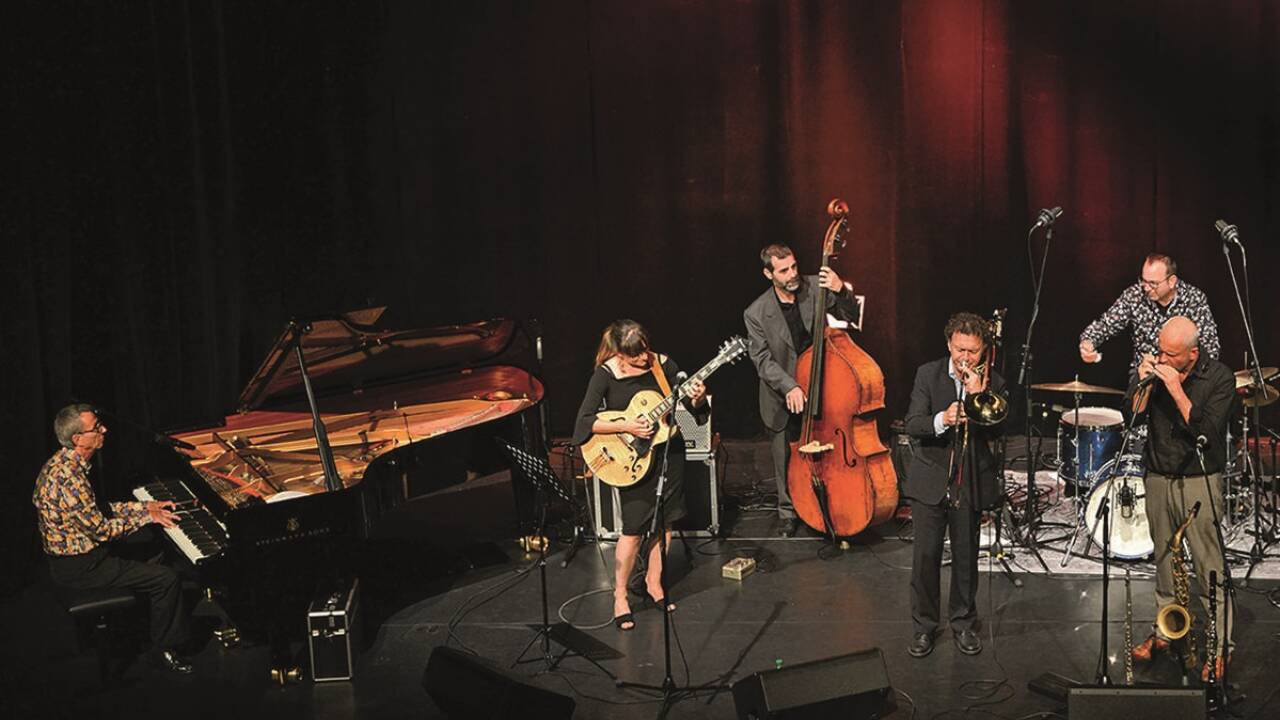 Seit 15 Jahren bittet Adi Jüstel im Festspielsommer musikalische Freunde aus Jazz und Klassik zur gemeinsamen Session. 