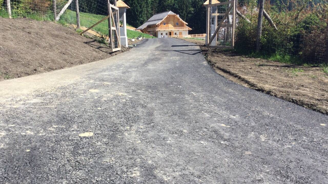 Der Stein des Anstoßes: der neue Hof und die Zufahrt am Gaisberg Der Stein des Anstoßes: der neue Hof und die Zufahrt am Gaisberg