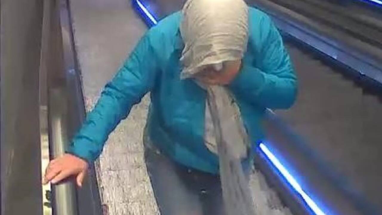 Die mutmaßliche Besitzerin des Koffers auf der Rolltreppe.  