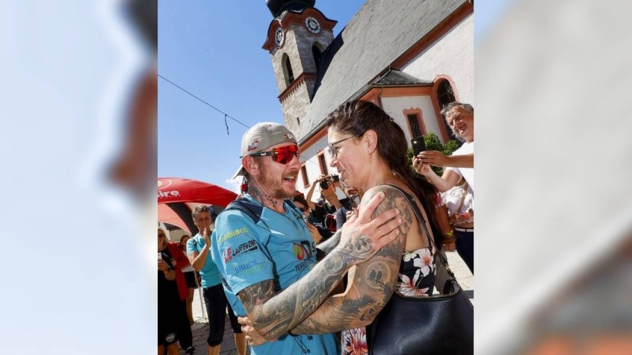 Andreas Ropin wurde von seiner Freundin herzlich begrüßt. 