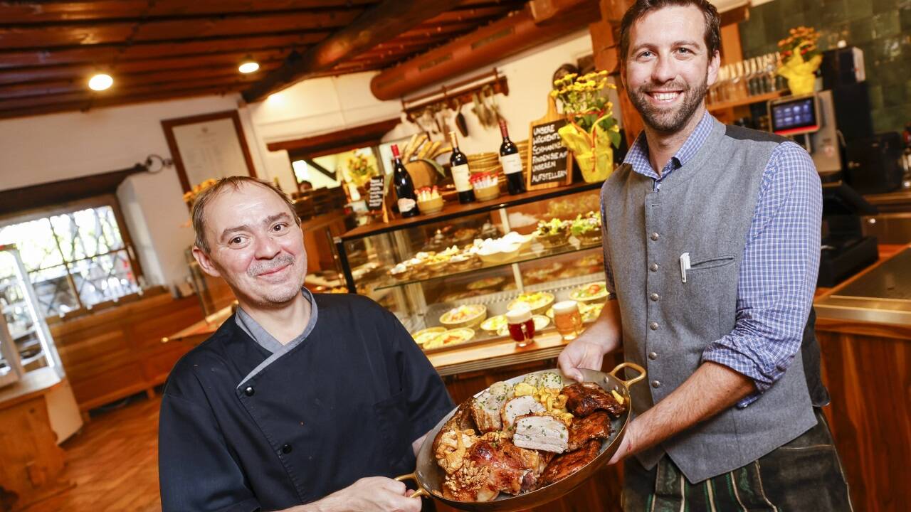 Andreas Allerberger (r.) hat in seinem Braugasthof in Wals-Siezenheim im Vorjahr auf eine Kombination aus À-la-carte und Buffet umgestellt. Küchenchef Josef Schäller ist schon seit 28 Jahren im Betrieb.  