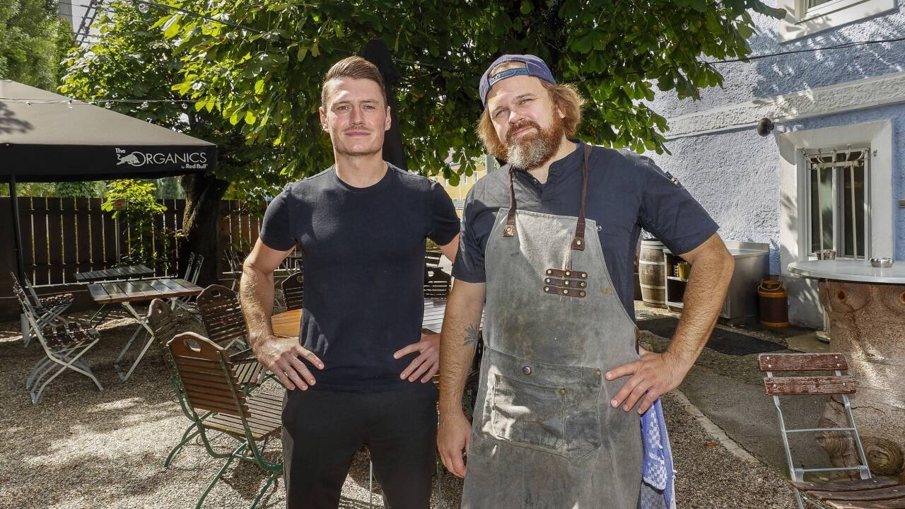 Max Altweger (l.) und Philippe Sommersberger vom Wastlwirt in Salzburg-Maxglan suchen dringend Verstärkung in der Küche. Vorerst wird am Nachmittag nicht mehr gekocht. 
