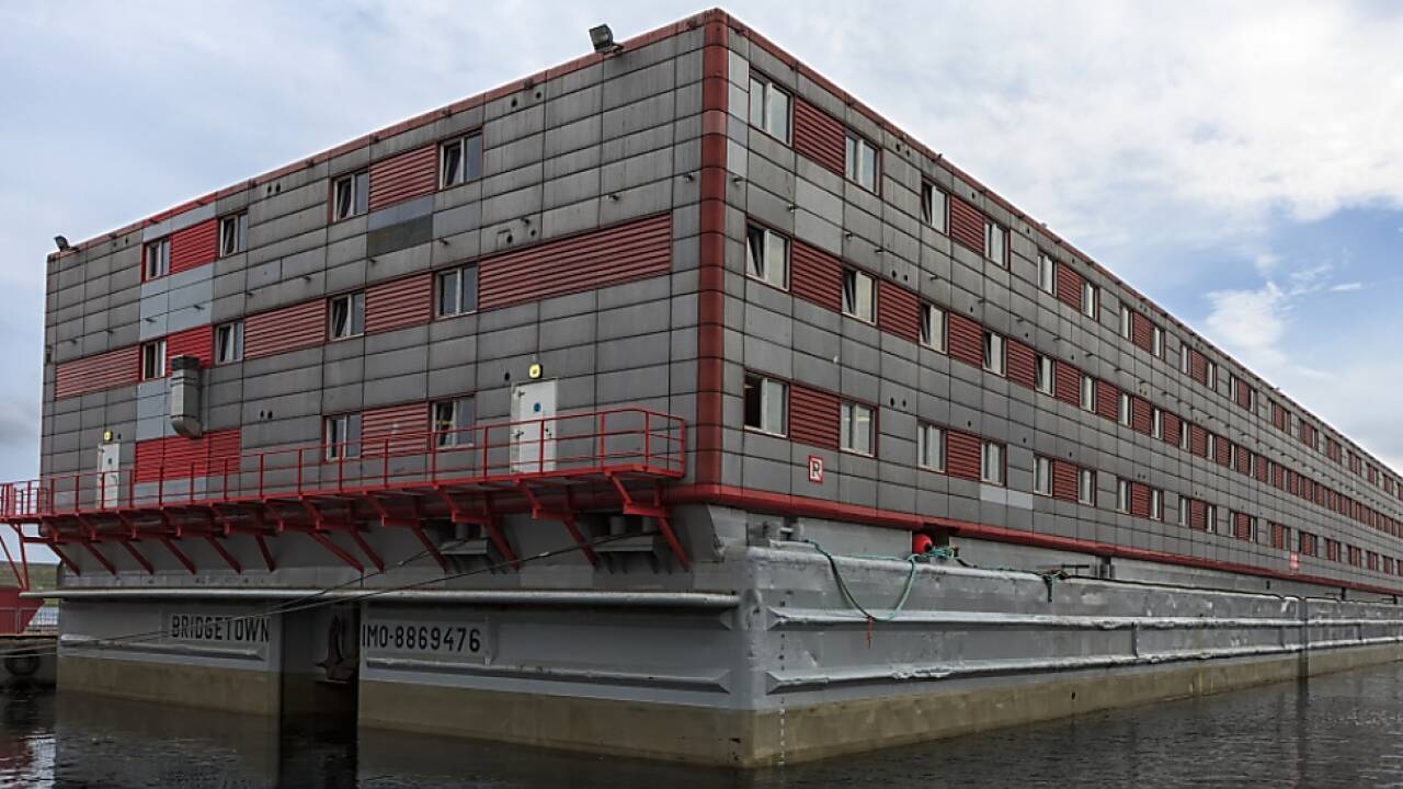 Die schwimmende Bettenburg sorgt seit Wochen für Schlagzeilen 