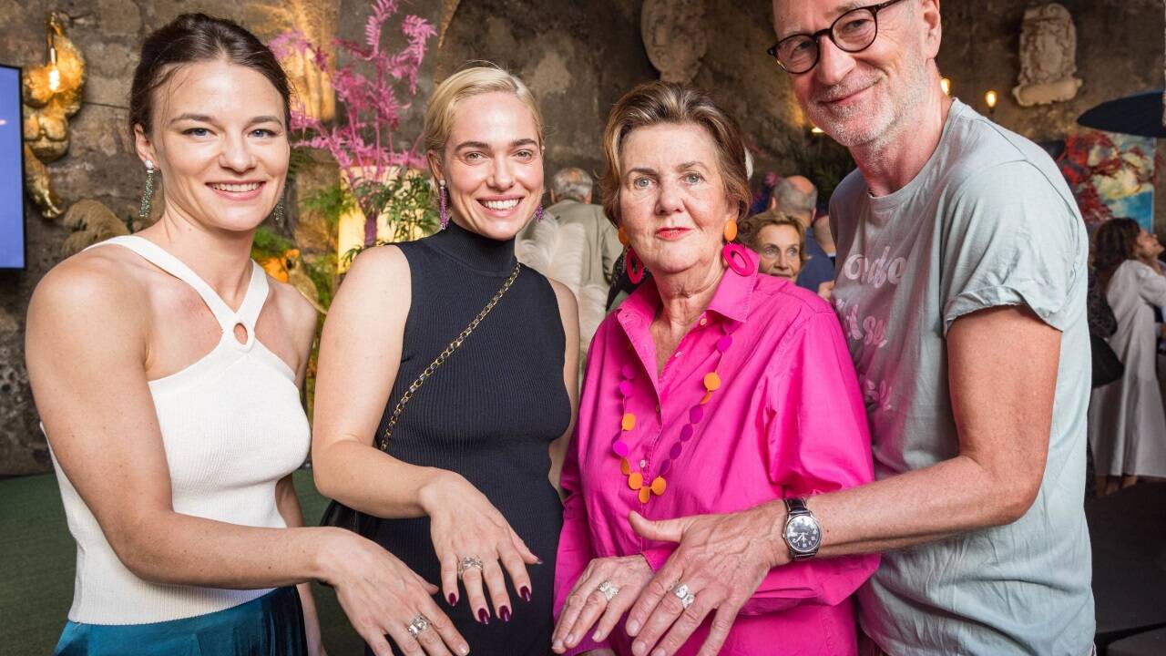 Schauspielerin Valerie Pachner, Schauspielerin Verena Altenberger, die ehemalige Festspielpräsidentin Helga Rabl-Stadler und Schauspieler Peter Lohmeyer mit ihren „Festspielringen“. 