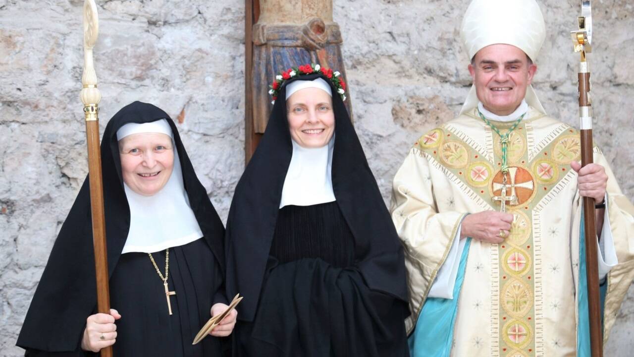 Die Äbtissin des Stiftes Nonnberg, Veronika Kronlachner (li.) mit Neuprofessin Schwester Maria Gratia Waldner und dem Bischof der Diözese Bozen-Brixen, Ivo Muser.  