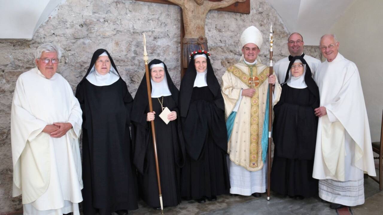 Pfarrer Albert Pixner aus Schenna, Sr. Elisabeth Reiserer (ehem. Mitschwester in Säben), Äbtissin M. Veronika Kronlachner, Neuprofessin Sr. Maria Gratia Waldner, Bischof Ivo Muser, Sr. Maria Ancilla Hohenegger (ehemalige Äbtissin des Südtiroler Benediktinerinnenstiftes Säben), Michael Horrer (Sekretär des Bischofs von Bozen-Brixen) und Pfarrer Oswald Oberhauser (Freund der Familie Waldner) feierten die Ewige Profess am Nonnberg mit einem Festgottesdienst. 
