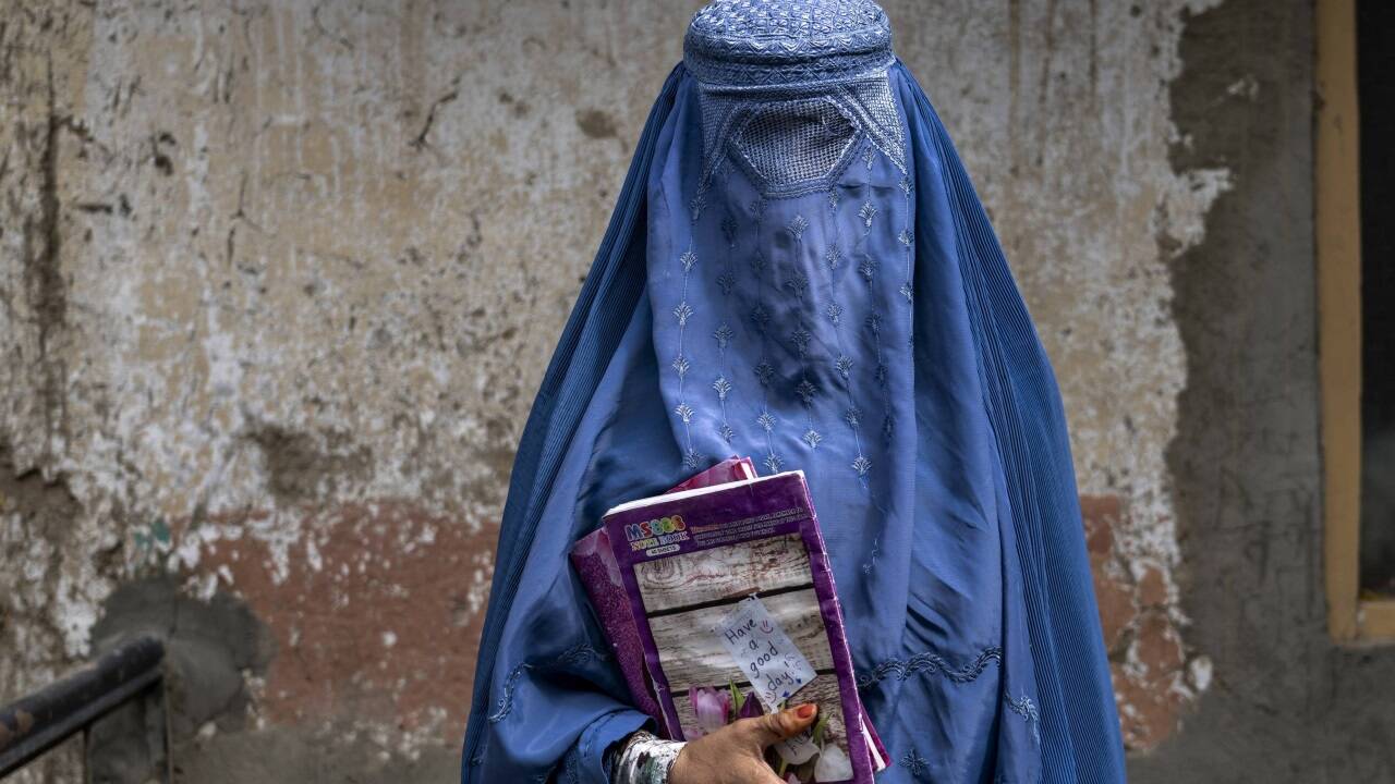 Die Frauen werden unsichtbar (gemacht).   Die Frauen werden unsichtbar (gemacht).