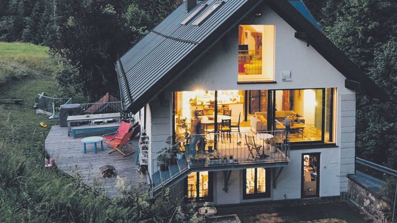 Dicke Mauern und alte Dielenböden erinnern an die Spuren der Zeit.  