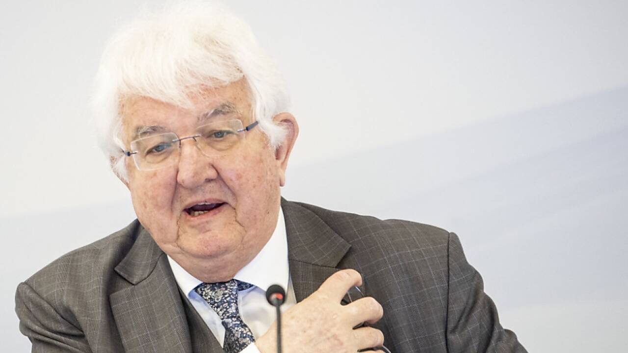 OeNB-Gouverneur Holzmann ist für eine nationale Bargeld-Regelung 