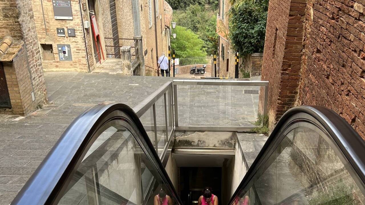 In Siena, Italien, bringt ein großspurig als „Funicular“ bezeichnetes Rolltreppen-System die Touristen vom P&R-Platz in die Altstadt. Es läuft.   