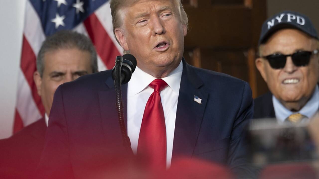 Trump und sein Ex-Anwalt Giuliani sind wegen Wahleinmischung angeklagt 