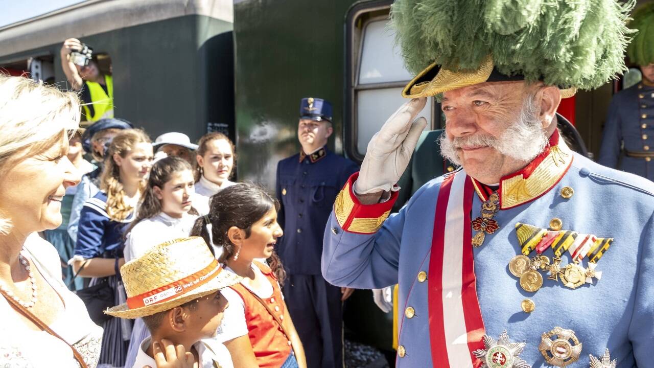 Kaiser Franz Joseph, verkörpert vom Luxemburger Gerard Fritz, wird am Bahnhof in Bad Ischl begeistert begrüßt.  