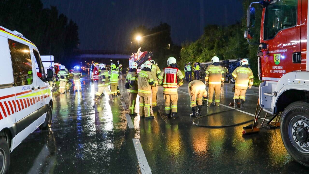 Das Rote Kreuz war mit mehreren Einsatzfahrzeugen am Unfallort beteiligt.   Das Rote Kreuz war mit mehreren Einsatzfahrzeugen am Unfallort beteiligt.