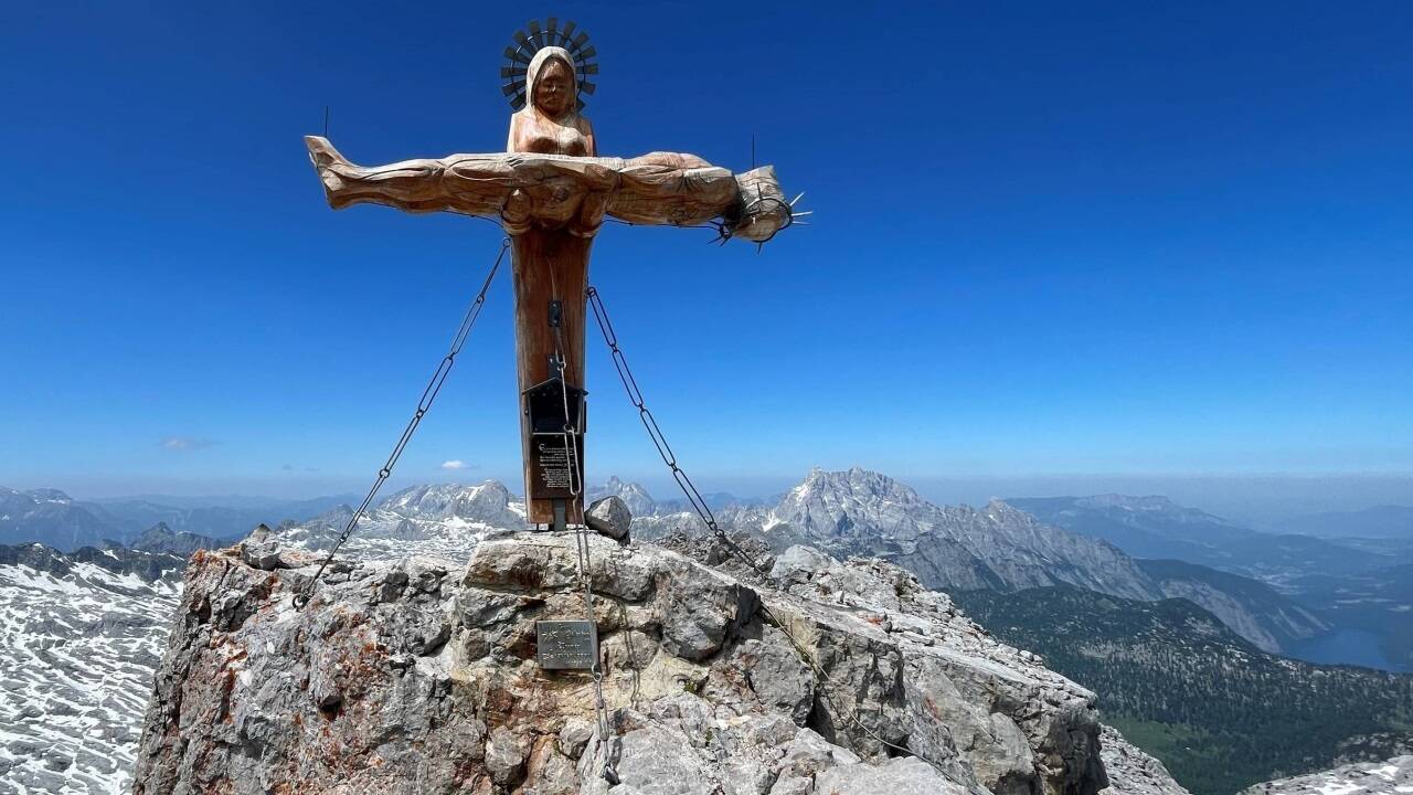 Auf einer Höhe von ca. 2580 Metern stürzte die 29-Jährige rund 200 Höhenmeter über steiles Felsgelände südlich des Gipfels ab. 
